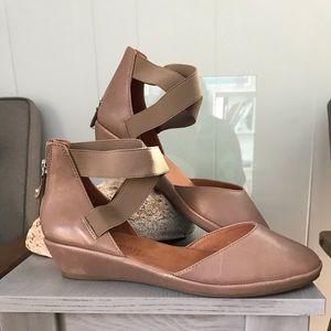 Kenneth Cole Gentle Souls Noa Elastic Strap sandal